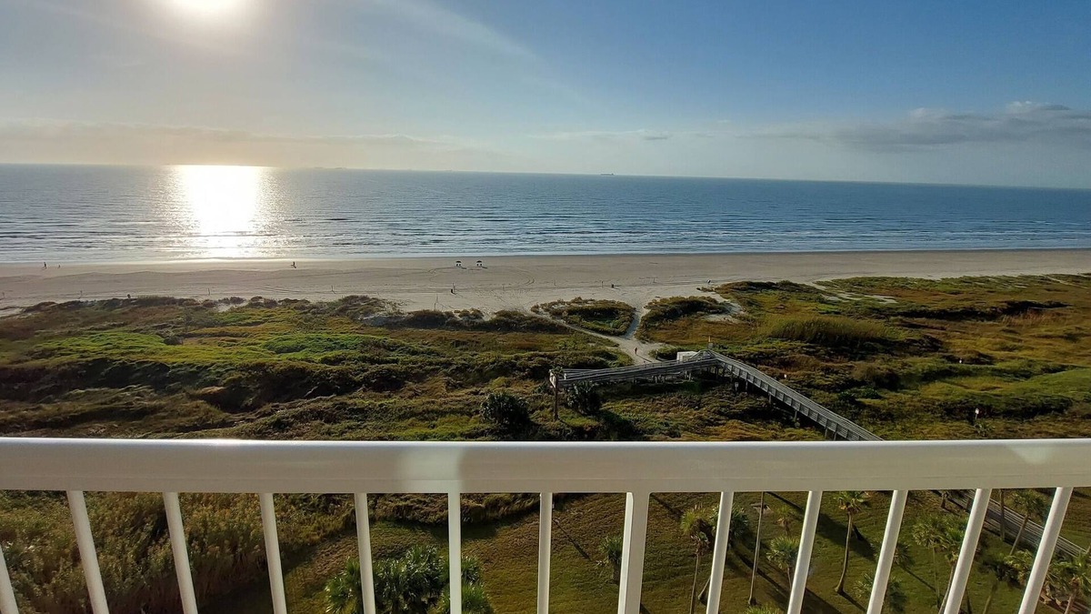 Galveston Condo | Beachfront Getaway | Private Balcony, Great Views!