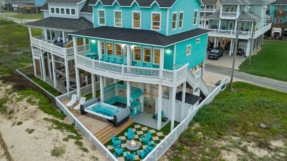 Port Bolivar House | Beachfront + Heated Pool: Fire Pit-Pets