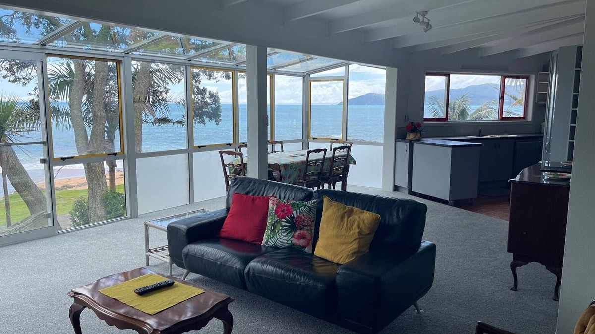 Doubtless Bay Apartment | Beachfront Holiday for you! 2 bedroom sleeps up to 5 Pet Friendly Nautilus House