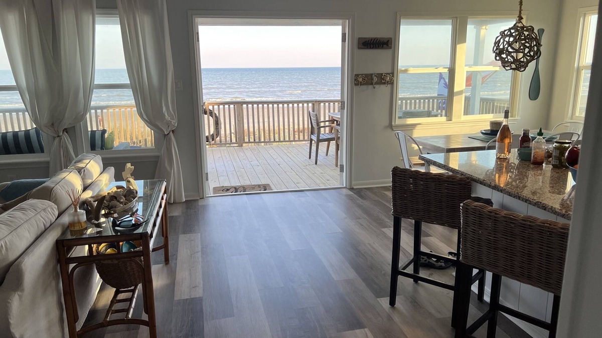 Bermuda Beach House | Beachfront Home! Come enjoy end of summer beachfront vacation!