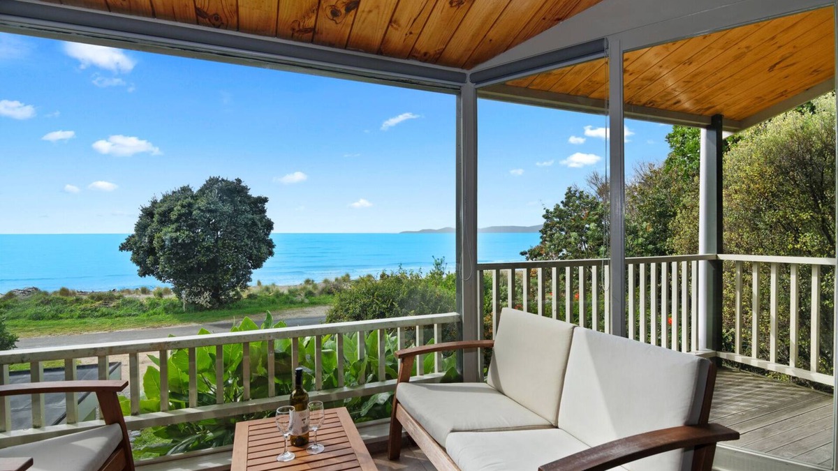 Collingwood House | Beachfront home-pets allowed