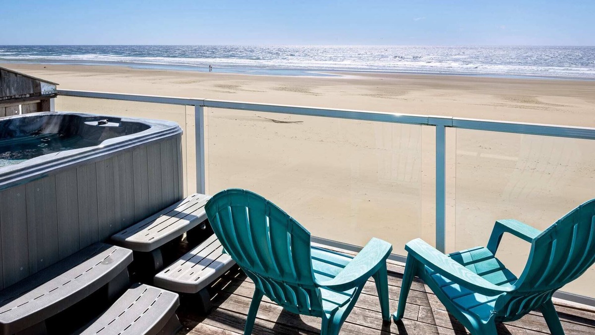 Lincoln City Apartment | Beachfront, Hot Tub, BBQ | Ocean Jewel
