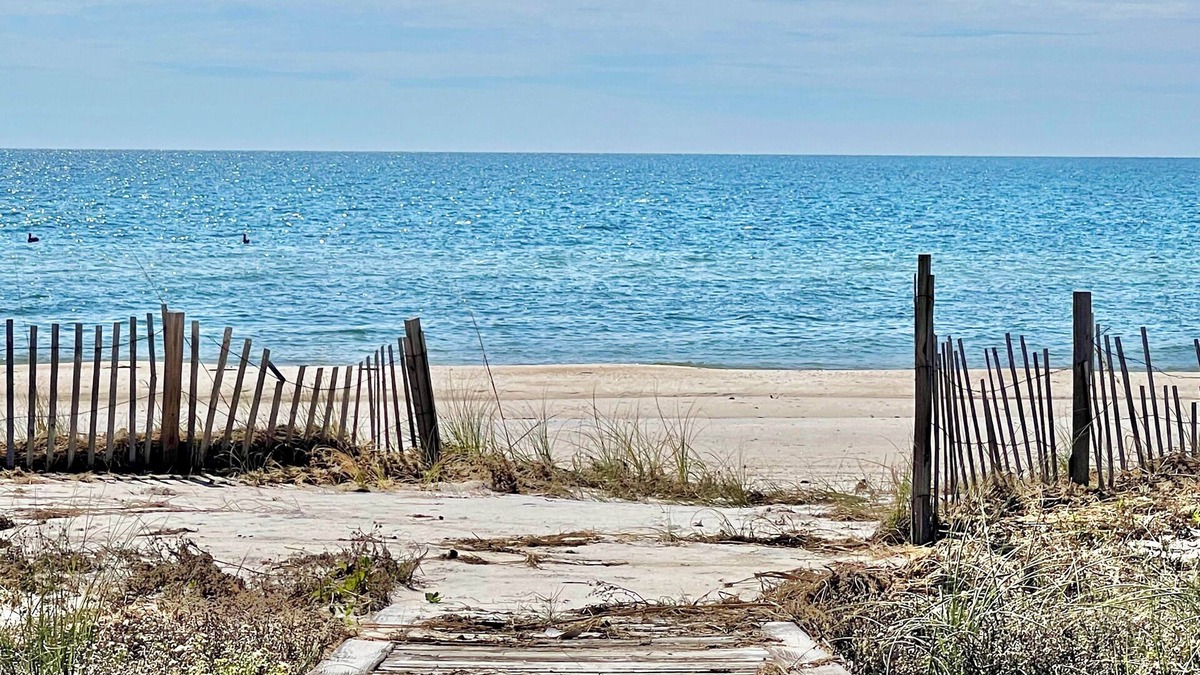 East End House | Beachfront, Hot Tub, Pet Friendly 5 BR, Community Pool