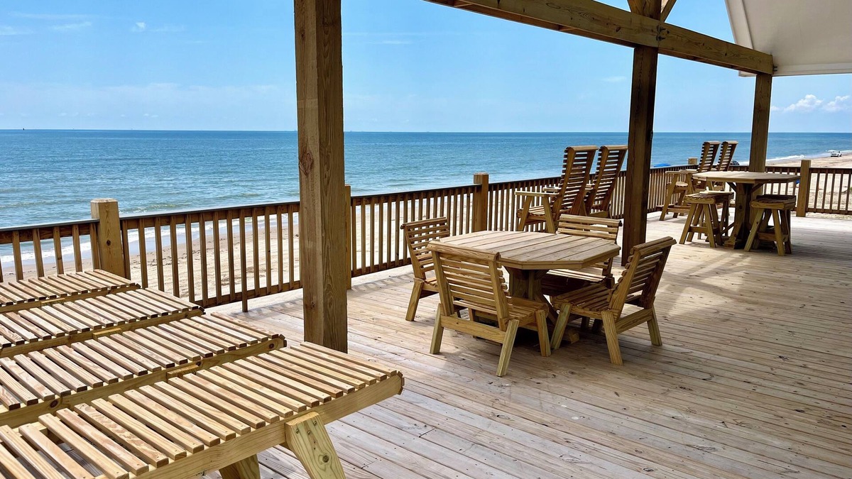 Port Bolivar House | BEACHFRONT-HOTTUB- 5br-4ba, amazing deck, grill & chill, hoops, kids’ loft, pets