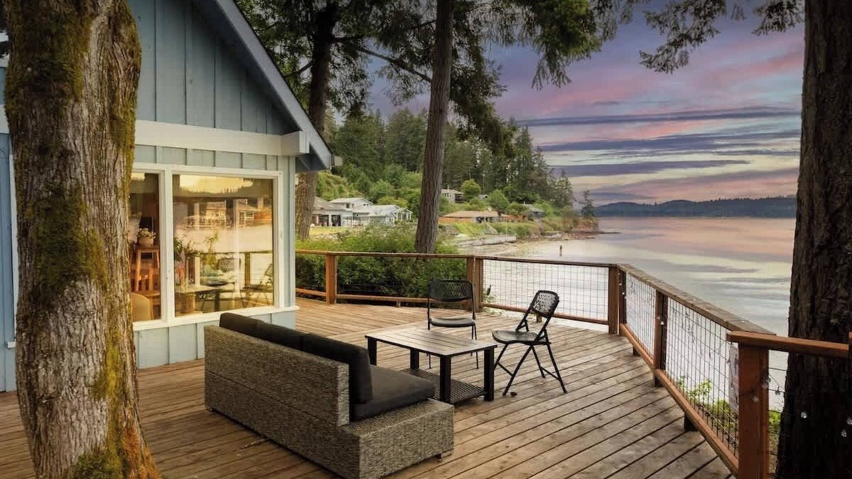 Retsil House | Beachfront House Getaway with Amazing Views&Access