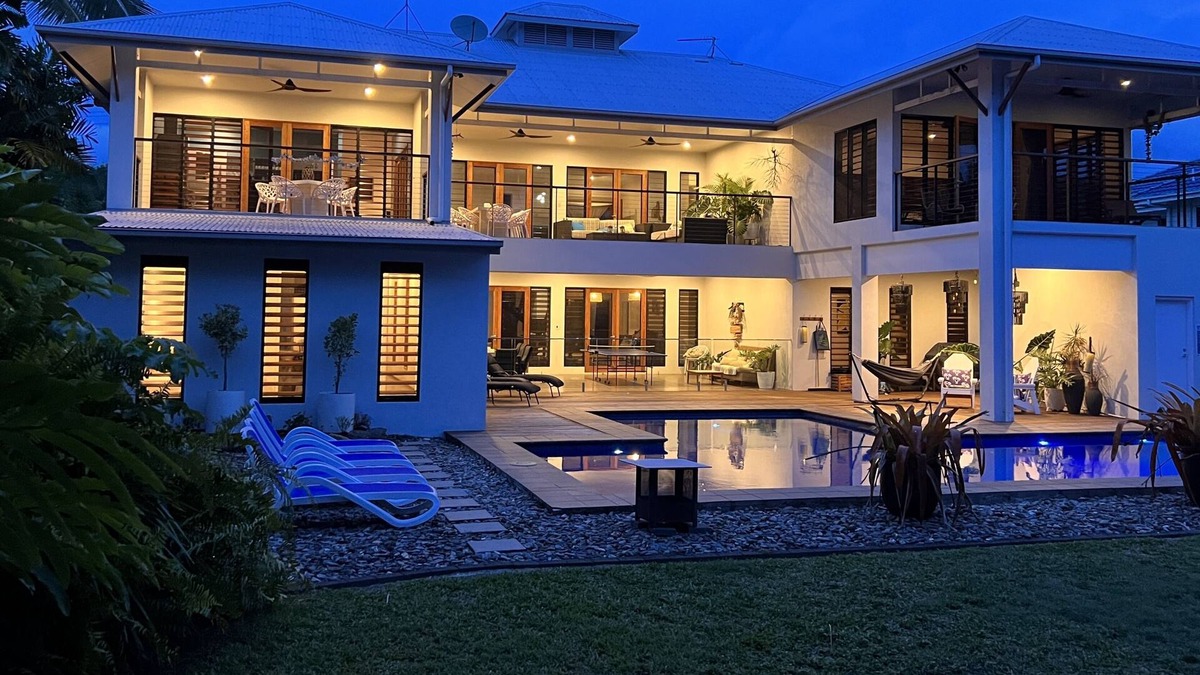 Kewarra Beach House | Beachfront huge resort-style for 16 just Renovated heated pool Palm Cove area