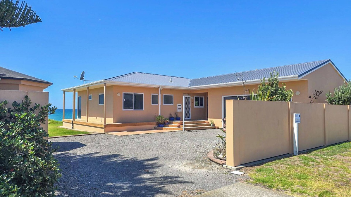 Pukehina House | Beachfront - In Paradise!