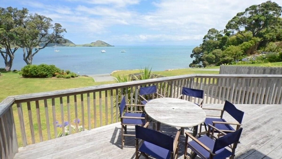 Whangarei Heads House | Beachfront in quiet idyllic bay.