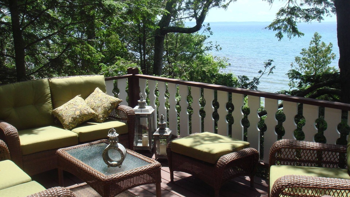 Harbor Springs House | Beachfront Lake Michigan Retreat -Sleeps 8- Private Beach & Stunning Sunsets