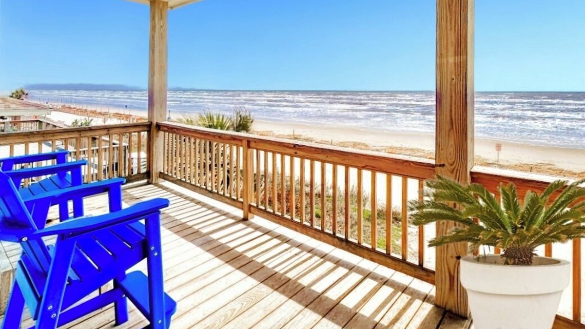 Bermuda Beach House | Beachfront! Location, Views, Surround Sound, Gas Grill, Beach Tent + Toys!