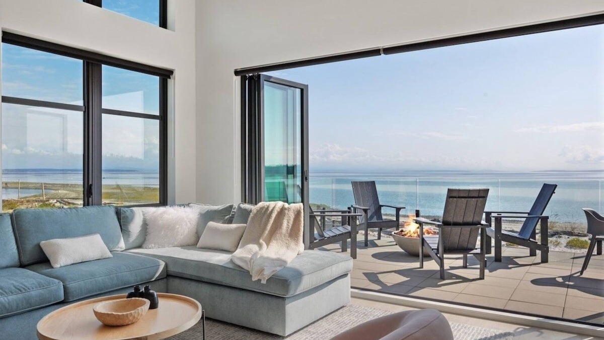 Black Creek Condo | Beachfront Luxury Suite at THE BEACH HOUSE