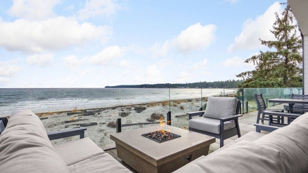 Black Creek House | Beachfront Luxury Suite #19 at THE BEACH HOUSE