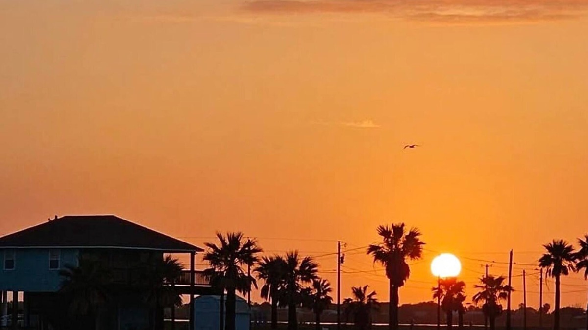 Port Lavaca House | Beachfront Magnolia Beach House Steps from Pier/2 Bdrm & 2 Bath/Boat Parking