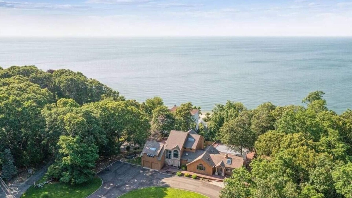 Long Island House | BEACHFRONT MANSION PRIVATE PATH TO PRIVATE BEACH