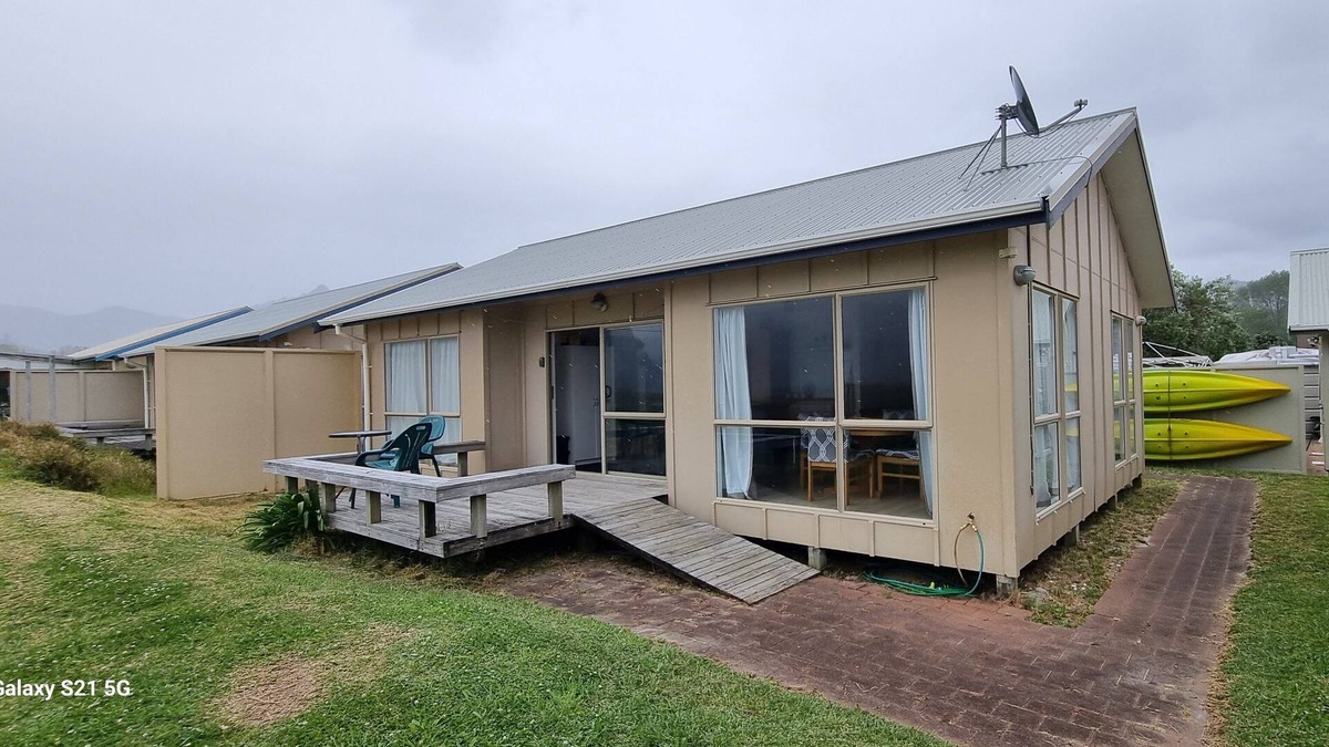 Kennedy Bay Apartment | BEACHFRONT Modern Holiday Rental at Kennedy Bay