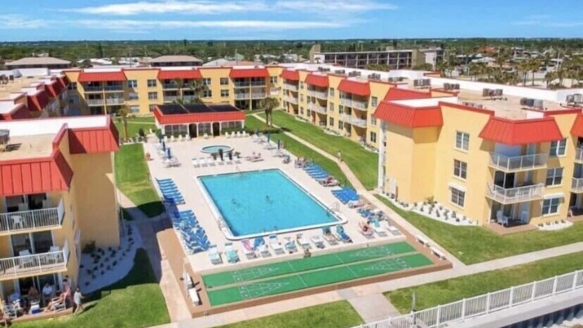 Point East Condo | ❤️🌴Beachfront Oasis Balcony on No-Drive Beach!