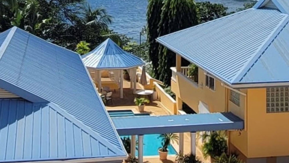 Brighton House | Beachfront Oasis- Sunshine Guesthouse with Pool