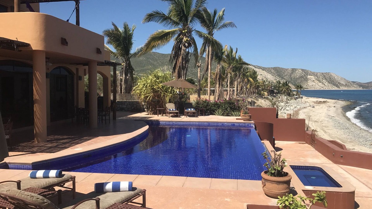 Los Barriles House | Beachfront on the Sand w/Infinity Edge Pool, Jacuzzi & swimmer friendly beach!