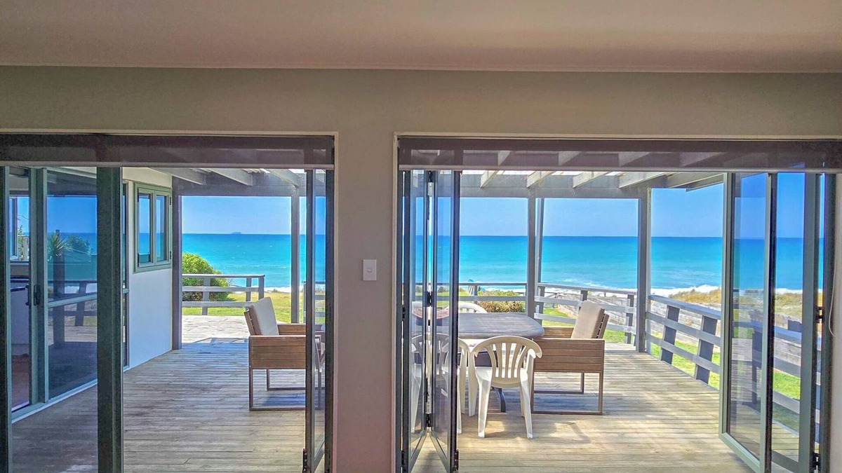 Pukehina House | Beachfront Pad - relax and unwind