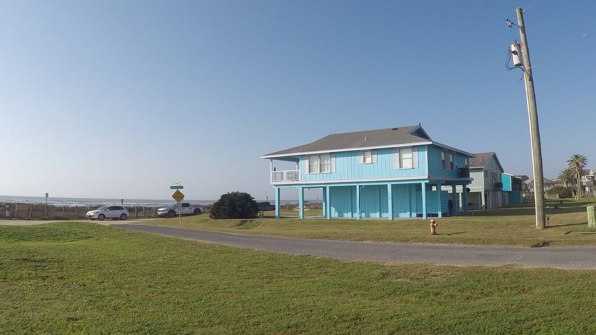 Spanish Grant House | Beachfront Panoramic Views, Covered Patio, Clean, 6 Miles from Town