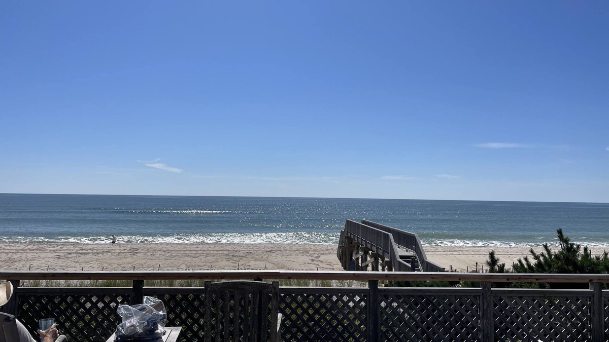 Davis Park House | Beachfront Paradise with private walk to beach