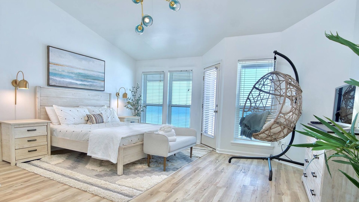 East End House | Beachfront~Pet Friendly~BeachGear~Pool Access~