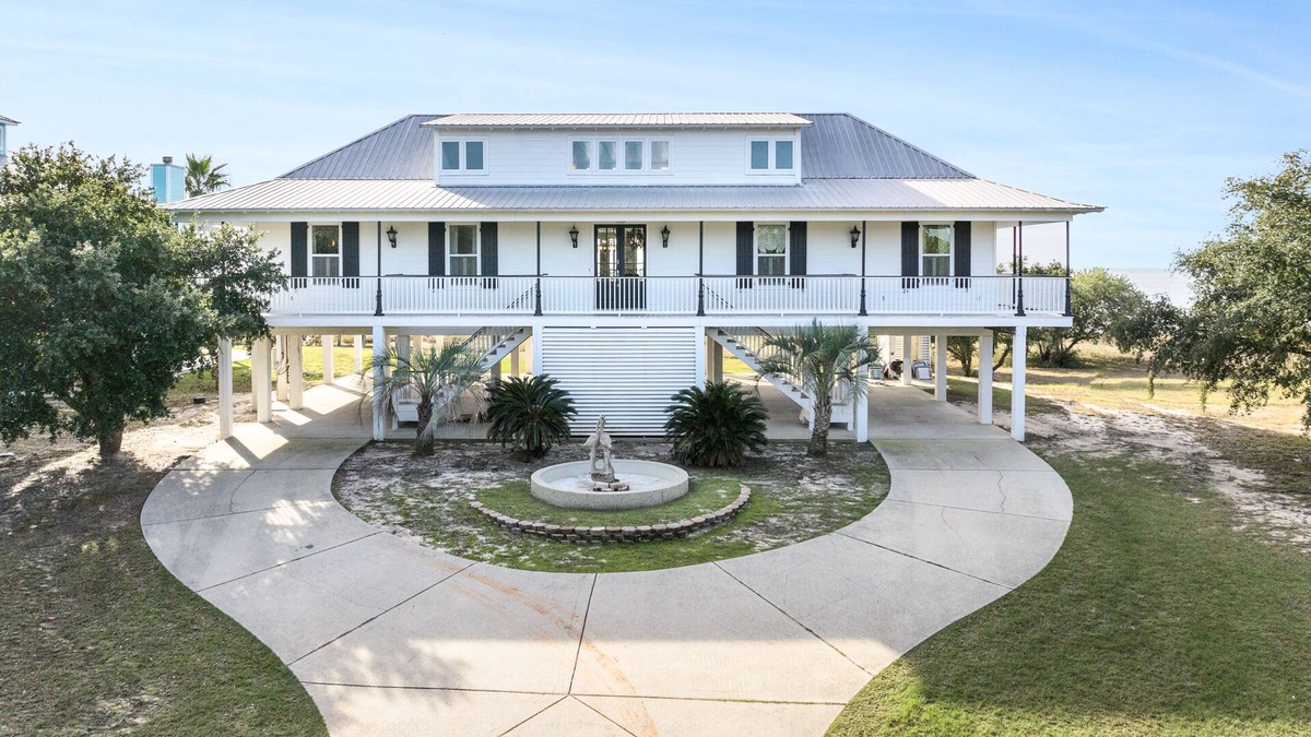 Ocean Springs House | Beachfront Property in Ocean Springs, Overlooking the Gulf of Mexico. Sleeps 14