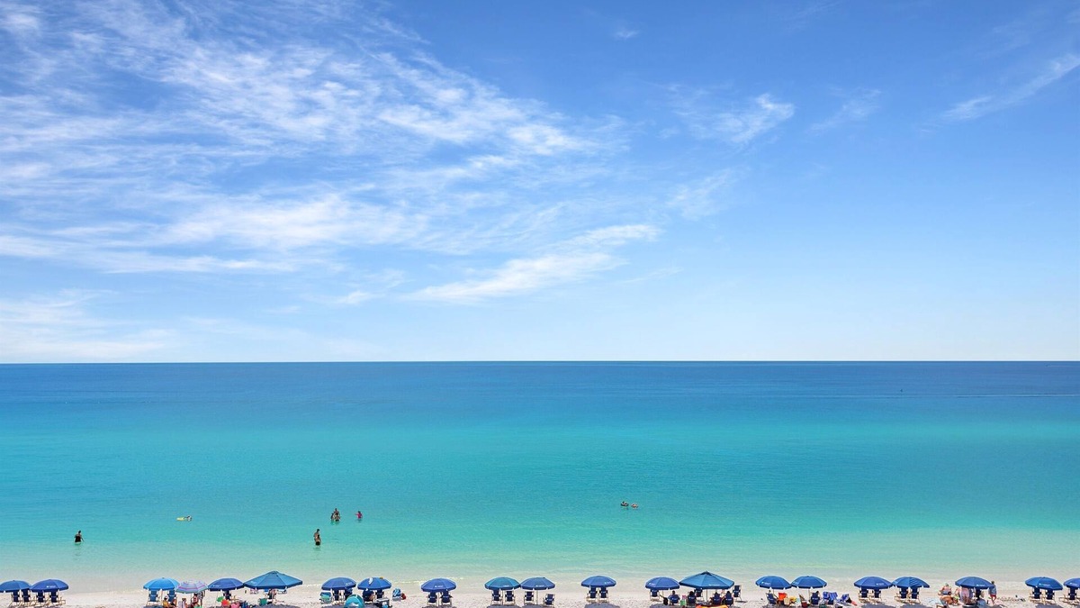 Delos House | Beachfront | Remodeled | Heated Pool l Beach Gear | Fully-Stocked | 10 Beds