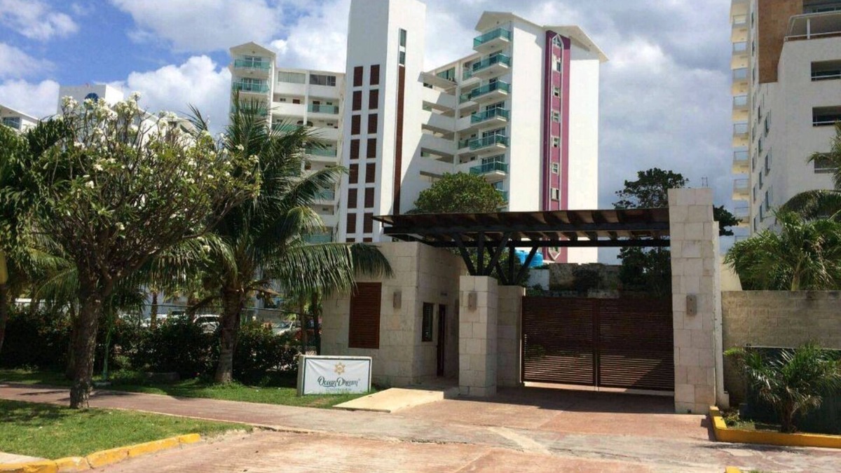 Punta Cancun Condo | Beachfront resort in best location, walk to best clubs and restaurants