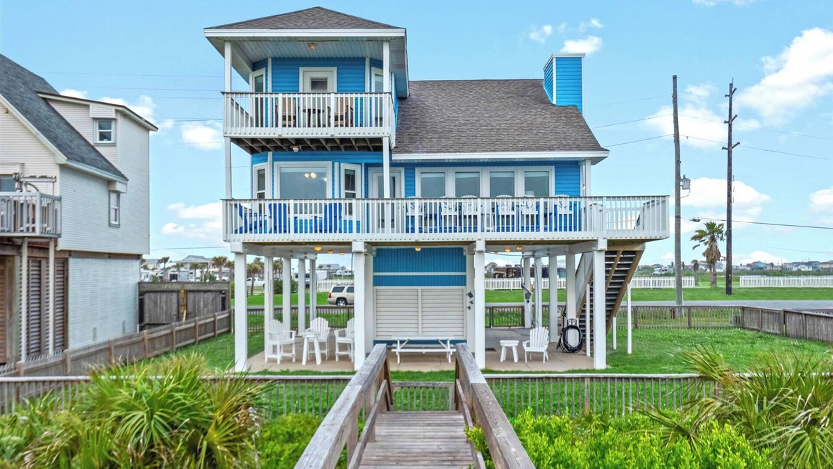 Miramar House | Beachfront | Sleeps 15 | Fenced Yard