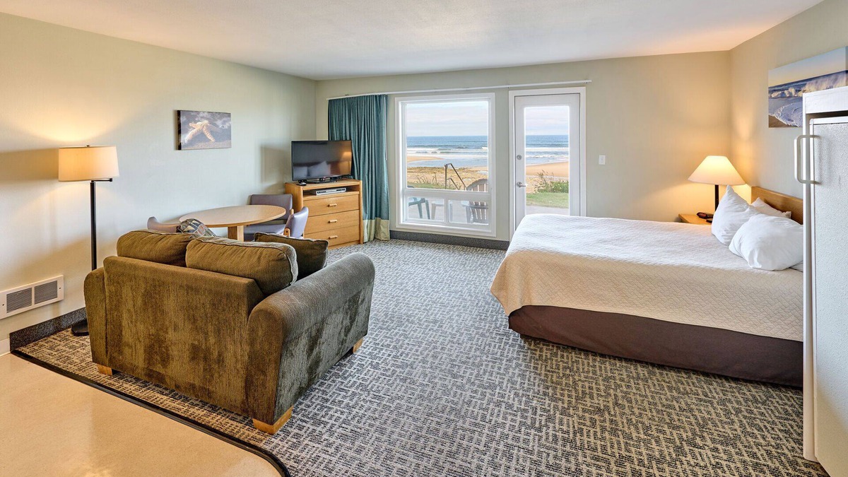 Logsden Condo | Beachfront Studio-Sleeps 4-Patio and Full kitchen!