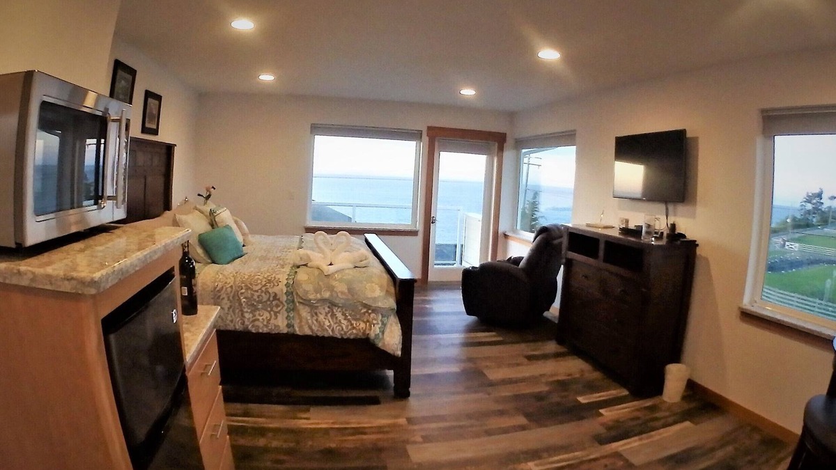 Sequim Bed & Breakfast | Beachfront Sunrise Room 3 @ Banana Belt Dreams