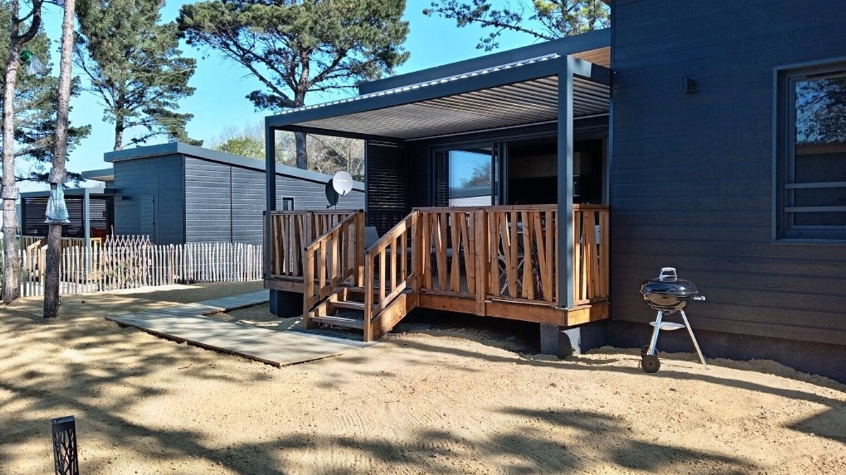 Jullouville-les-Pins Ski Chalet | Beachfront Terrace Retreat - 4 Guests, Heated Pool