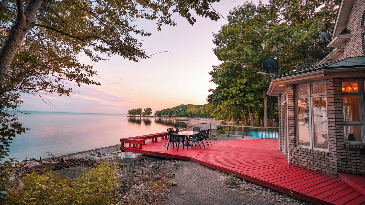 Ontario House | Beachfront Villa across Whisky Run Golf Sleeps 15, 30 mins to Niagara Falls