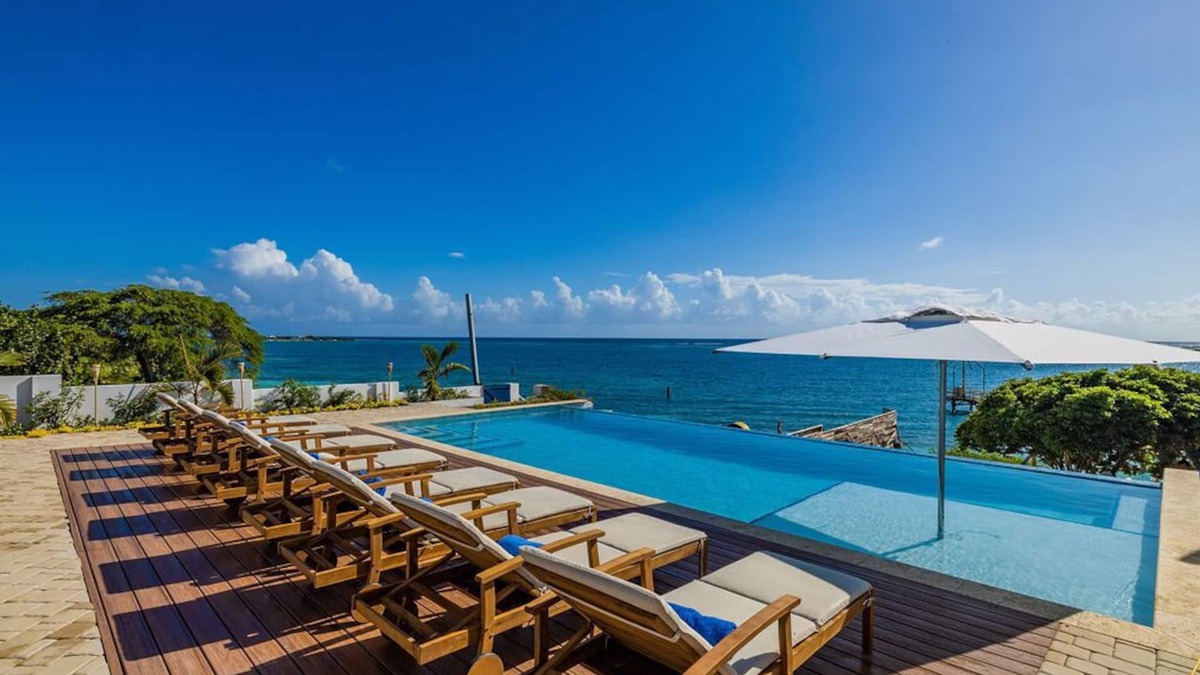 Sero Colorado Villa | BeachFront Villa w/Pool, Sleeps 16, Dining, & Tub