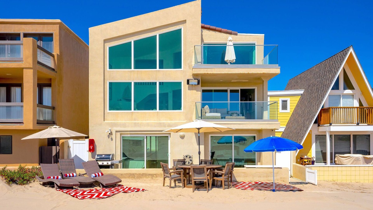 Hollywood House | Beachfront Villa w/Direct Beach Access & Elevator!