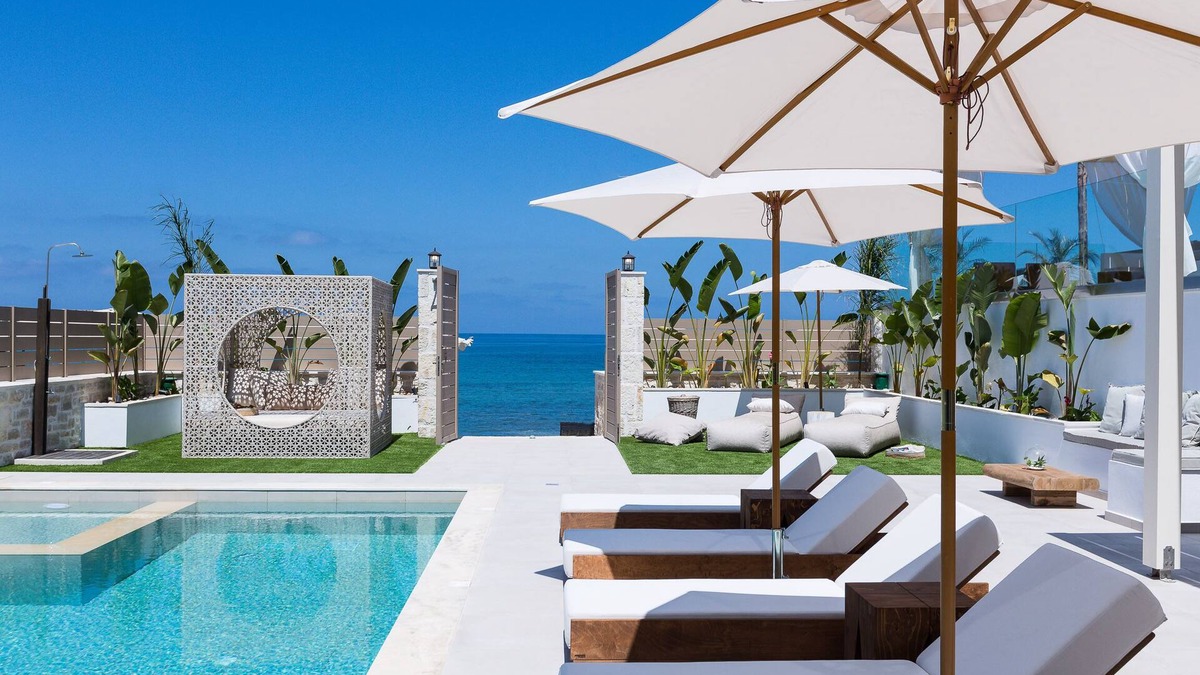 Bali Villa | Beachfront villa with daily cleaning, sauna & gym: by etouri