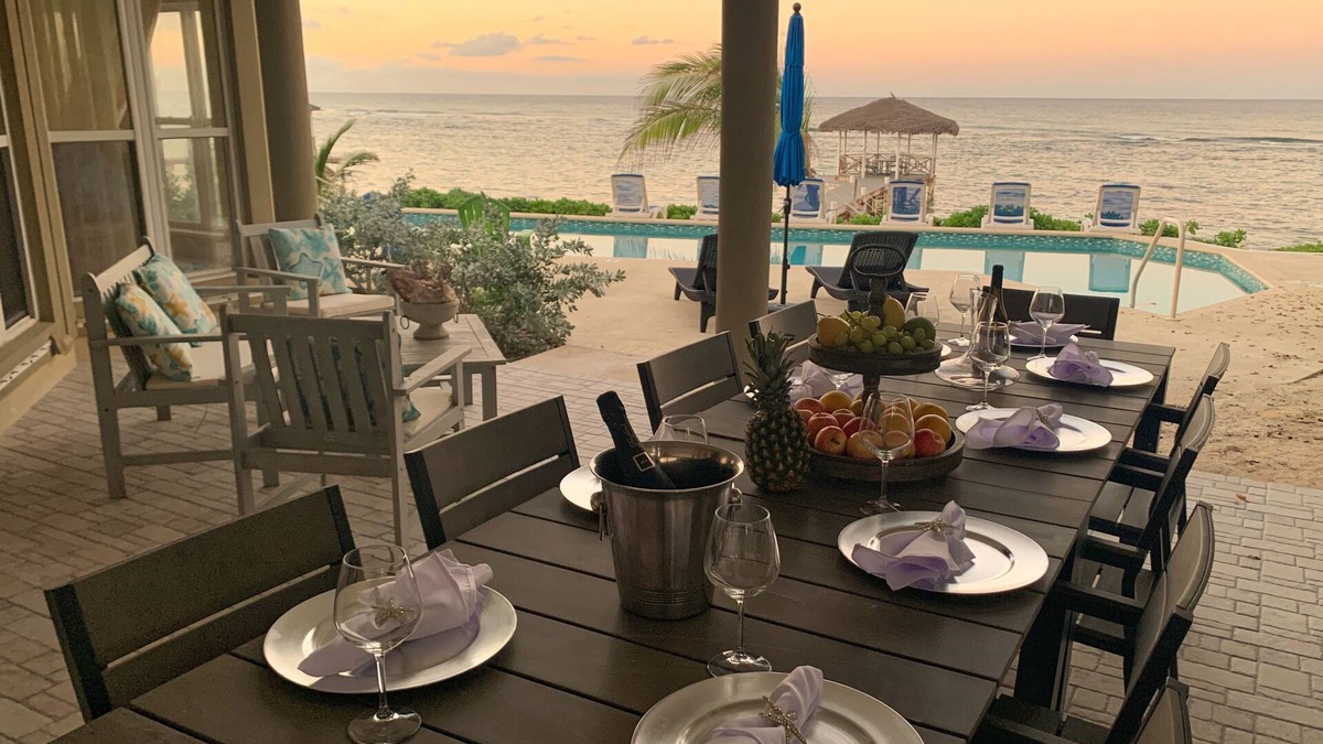 North Side House | BEACHFRONT w/Private Dock-50 ft Pool-Theatre
