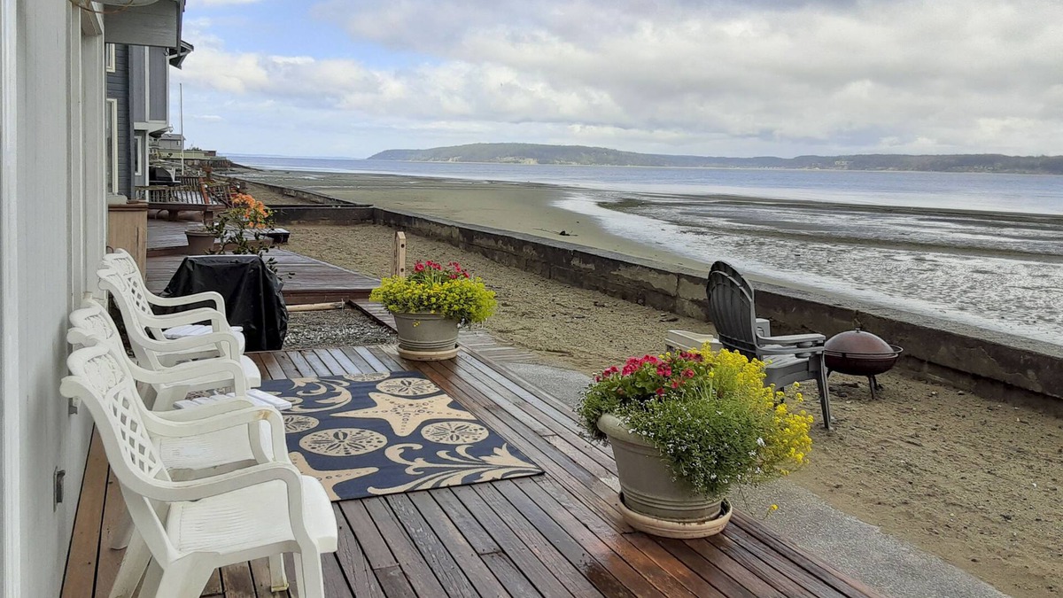 Bells Beach House | Beachfront Whidbey Island Home + Apartment!