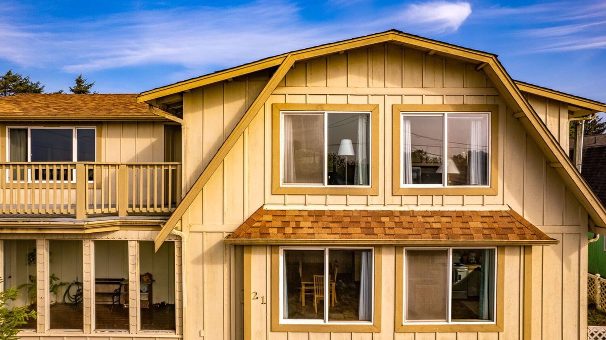 Copalis Beach House | Beachfront with loft & fireplace in Copalis Beach.