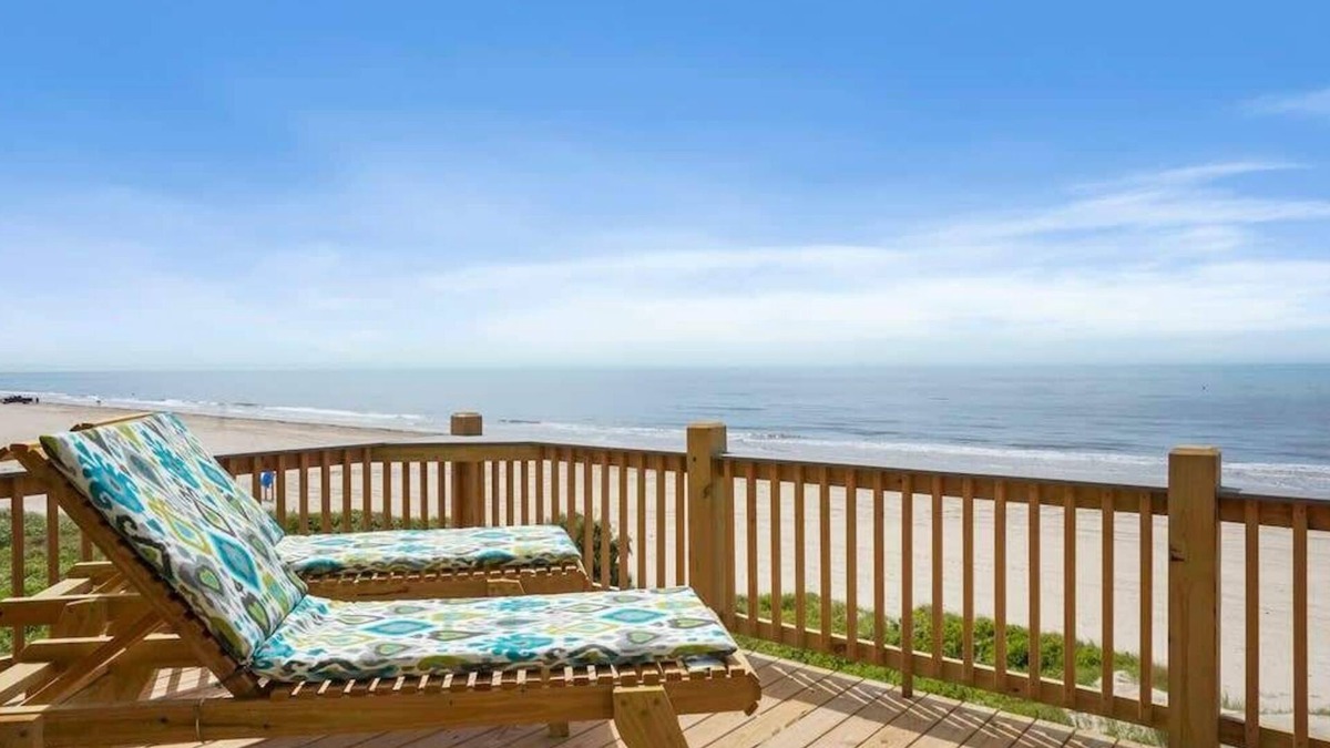 Gilchrist House | Beachfront3BR Steps to Sand Sleeps 10+Pet Friendly