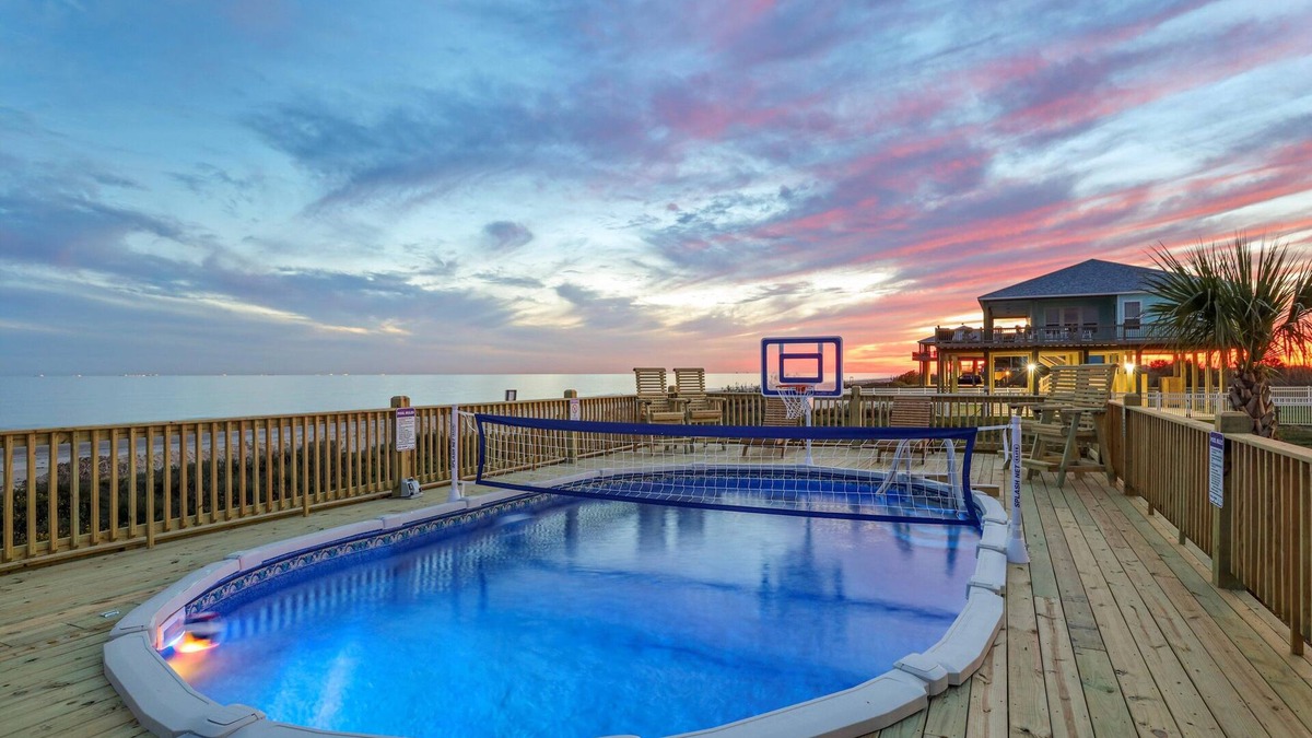 Port Bolivar House | BeachfrontHeatedPool!2HotTub!Wedding!EventParking!Sleep32!Pets!Starlink!PuttPutt