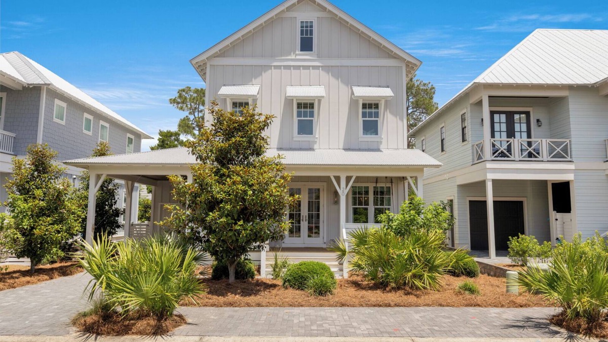 Lakeside at Blue Mountain Beach House | BeachHive – 4 Bikes – Community Pool