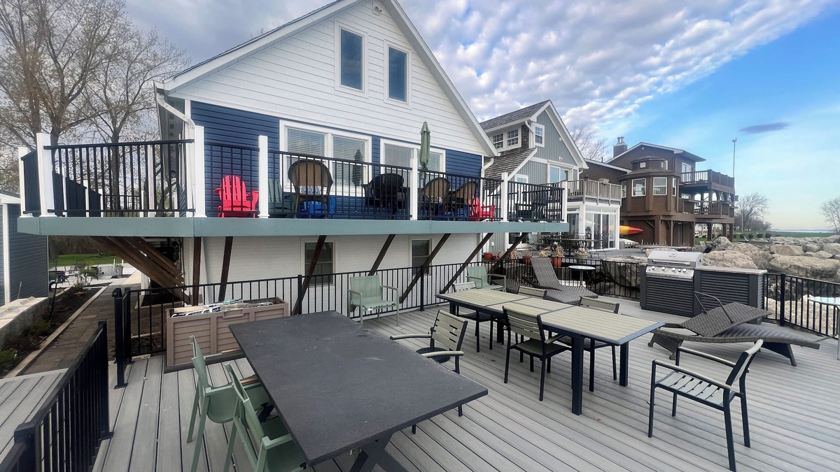 Oak Harbor House | "BEACHNUTS" -SPECTACULAR HOME ON LAKE ERIE ! n5 Beds 4 Full Baths Lots of Space