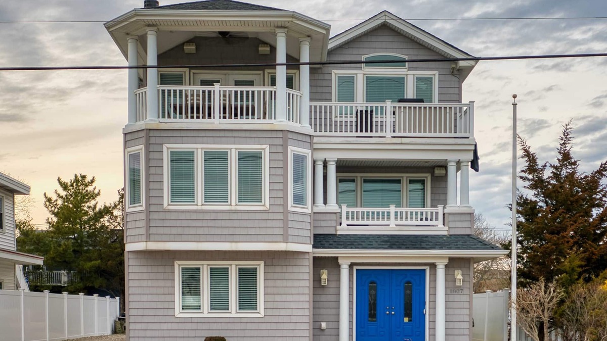 Surf City House | Beachside 8BR 1 Block from Ocean Family & Wedding Friendly – Year Round