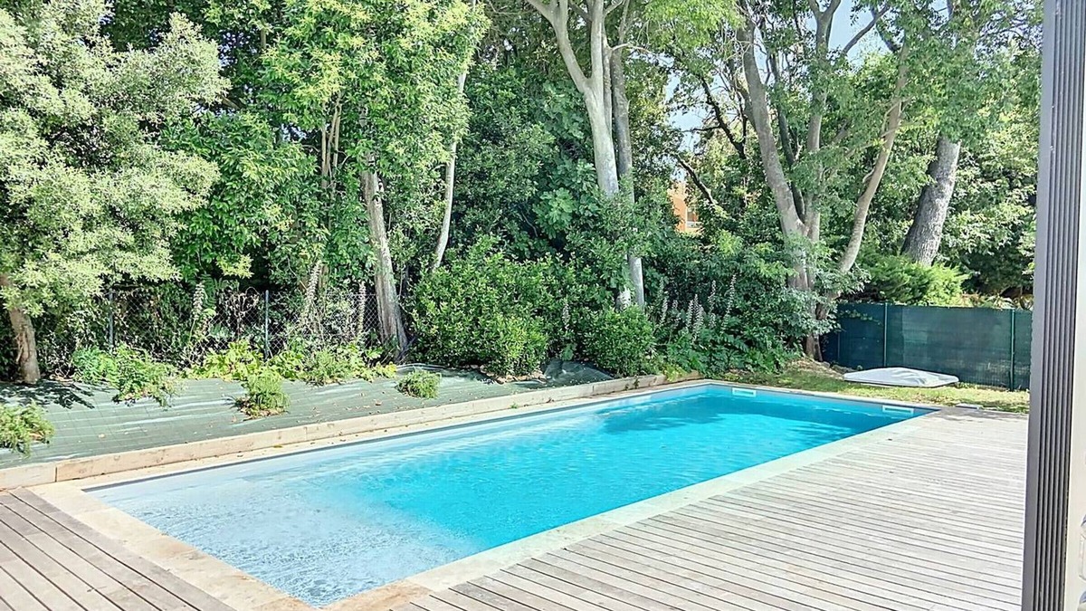 Les Lecques Apartment | Beachside Apartment with Terrace, Pool, and AC