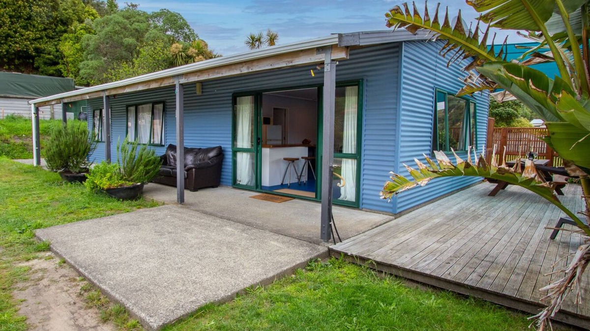 Tata Beach House | Beachside Bach - Ligar Bay Holiday Home