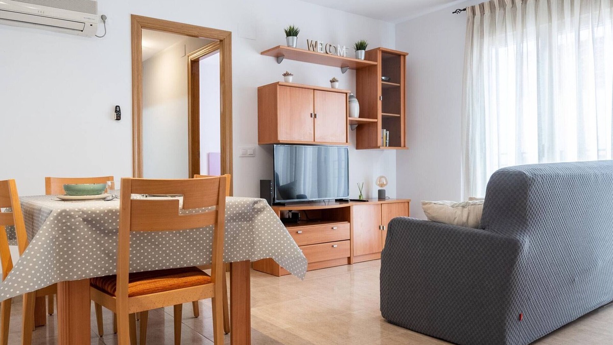 Sagunto Apartment | Beachside Bliss: Cozy 2BR Apartment, 80m from Sand, WiFi, AC/Heating