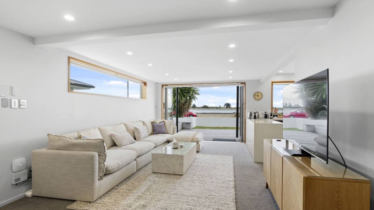 Redcliffs House | Beachside Bliss Waterfront Apartment - Redcliffs