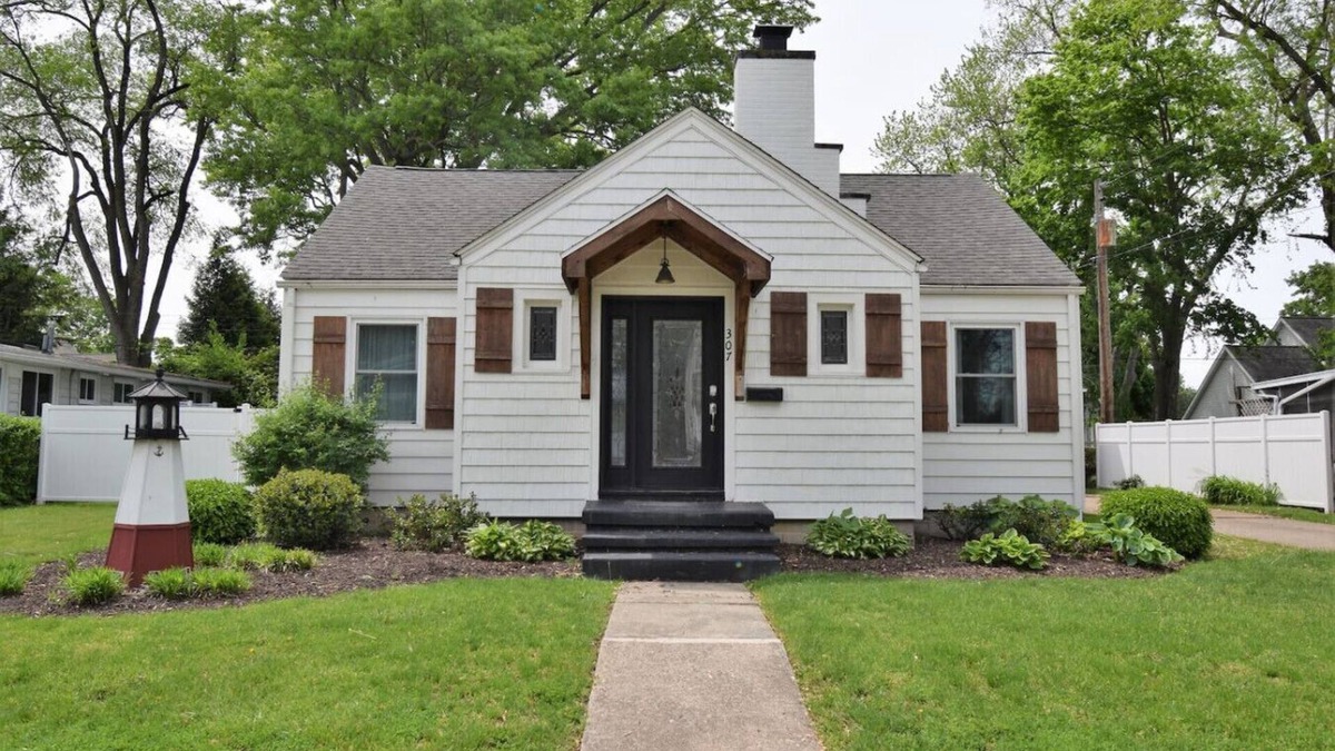 Erie County House | Beachside Cottage- 1 min walk to sand and sun